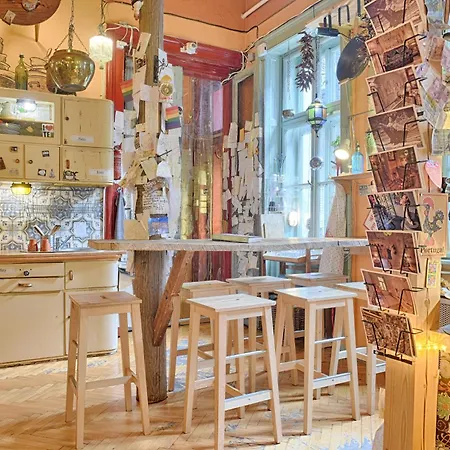 Lavender Circus Hostel, Doubles&Ensuites-2